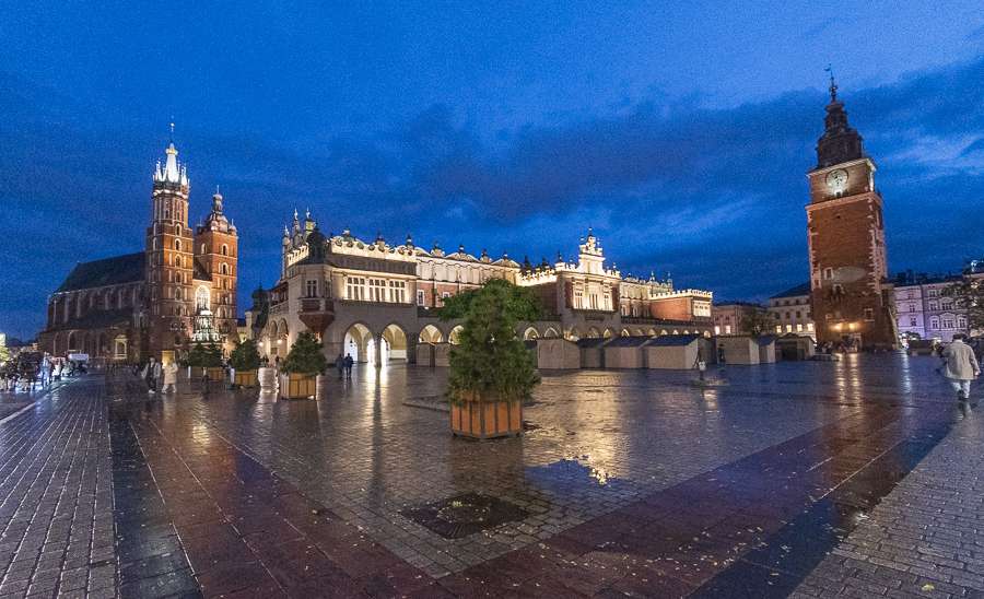 Krakow Old Town Square (Rynek Glówny) at night